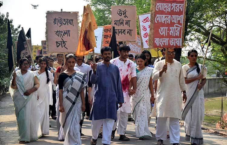 রাষ্ট্র ভাষা বাংলা চাই, রাষ্ট্র ভাষা বাংলা চাই, উর্দু ভাষা মানিনা, মানব না- স্লোগানে মুখর চারপাশ। ছবি : মাহবুব আলম