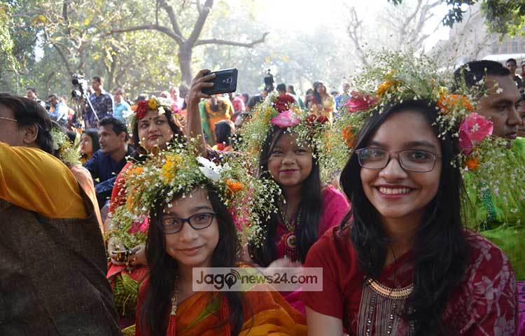 বসন্তকে বরণ করতে মেতেছে তরুণীরা। প্রত্যেকেই সেজেছেন বসন্তের সাজে। ছবি : বিপ্লব দিক্ষিৎ