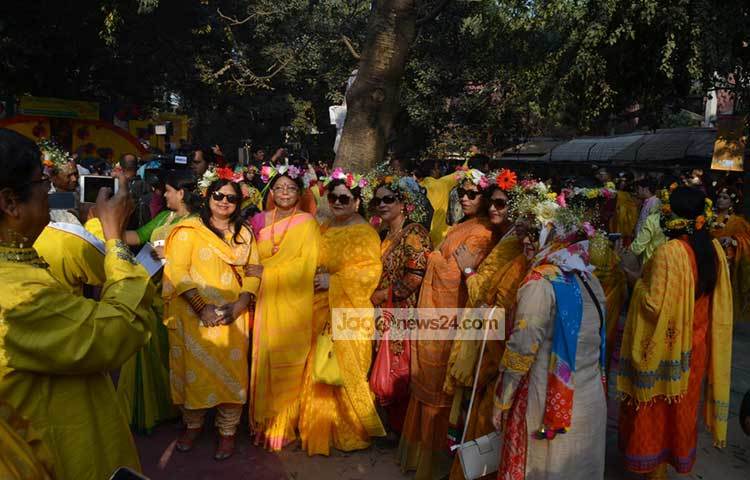 বাসন্তী সাজের দৃশ্যকে ক্যামেরাবন্দি করছেন এই নারীরা। তাদের মনে আজ বসন্তের ছোঁয়া। ছবি : বিপ্লব দিক্ষিৎ