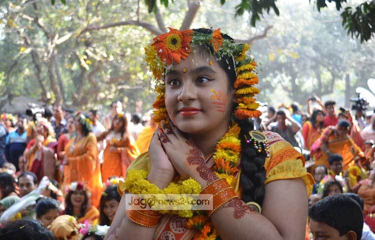 শিশুটিকে বাসন্তী সাজে সাজানো হয়েছে। প্রকৃতির সাথে মিশেছে তার সাজসজ্জা। ছবি : বিপ্লব দিক্ষিৎ