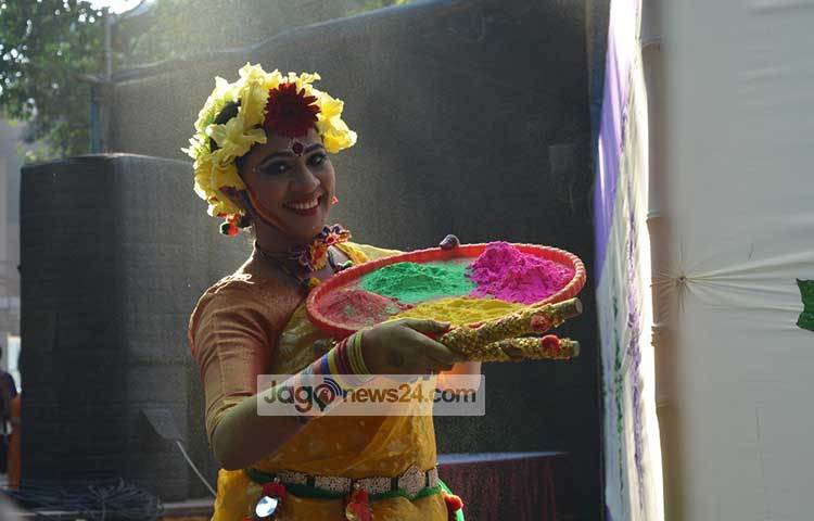 লাগুক মনে বসন্তের রঙ। হাতে রঙের ঢালা নিয়ে নৃত্য পরিবেশন করছেন এই শিল্পী। ছবি : বিপ্লব দিক্ষিৎ