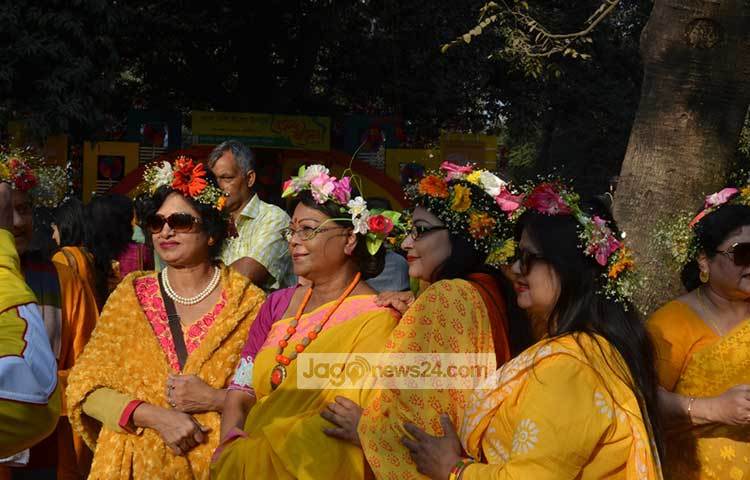 বসন্তের উৎসবে মেতেছে সব শ্রেণির মানুষ। ছবি : বিপ্লব দিক্ষিৎ