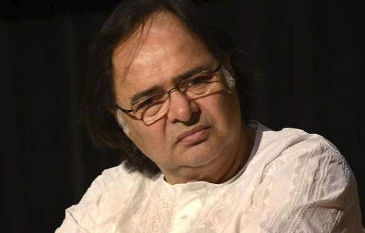 ফারুক শেখ : পরিবারের সঙ্গে ছুটি কাটাতে দুবাই গিয়েছিলেন তিনি। সেখানেই ২০১৩ সালের ২৭ ডিসেম্বর হার্ট অ্যাটাক হয় তার। মৃত্যু হয় ‘শতরঞ্জ কে খিলাড়ি’, ‘চশমে বদ্দুর’, ‘ইয়ে জওয়ানি হ্যায় দিওয়ানি’-র মতো ছবির অভিনেতার।