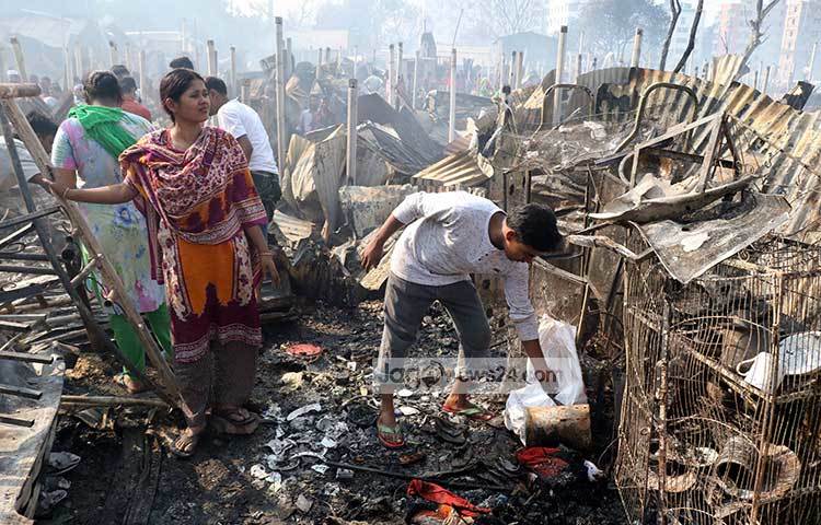 নিমেষেই পুড়ে সাফ হয়েছে বস্তির ঘরগুলো। ঘণ্টা তিনেকের কিছু বেশি সময় আগুন জ্বলেছে। ছবি : বিপ্লব দিক্ষিৎ
