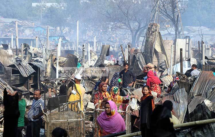 অগ্নিকাণ্ডে প্রায় আট হাজারের মতো ঘর পুড়েছে। ঘরের সঙ্গে পুড়ে ছাই হয়েছে অজস্র মানুষের স্বপ্ন। ছবি : বিপ্লব দিক্ষিৎ