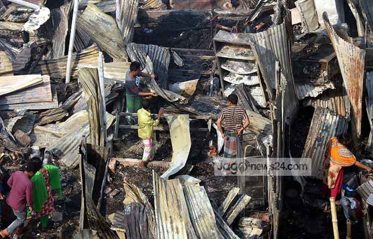 সোমবার ভোর ৪টায় আগুন লাগে। ৭টা ২৪ মিনিটে আগুন নিয়ন্ত্রণে আনে ফায়ার সার্ভিস। ছবি : বিপ্লব দিক্ষিৎ
