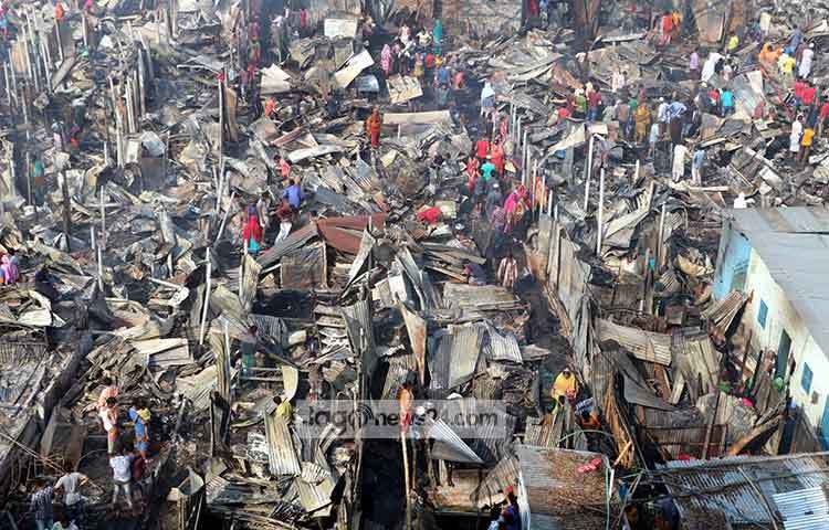 বস্তিটিতে প্রায় ২৫ হাজার মানুষ বাস করে। সেখানে সাত থেকে আট হাজার ঘর রয়েছে। ছবি : বিপ্লব দিক্ষিৎ