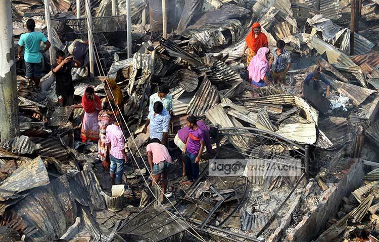 অগ্নিকাণ্ডে জীবন বাঁচাতে ঘর ছেড়ে সবাই বেরিয়ে আসলেও প্রয়োজনীয় কিছুই বের করতে পারেননি তারা। ছবি : বিপ্লব দিক্ষিৎ