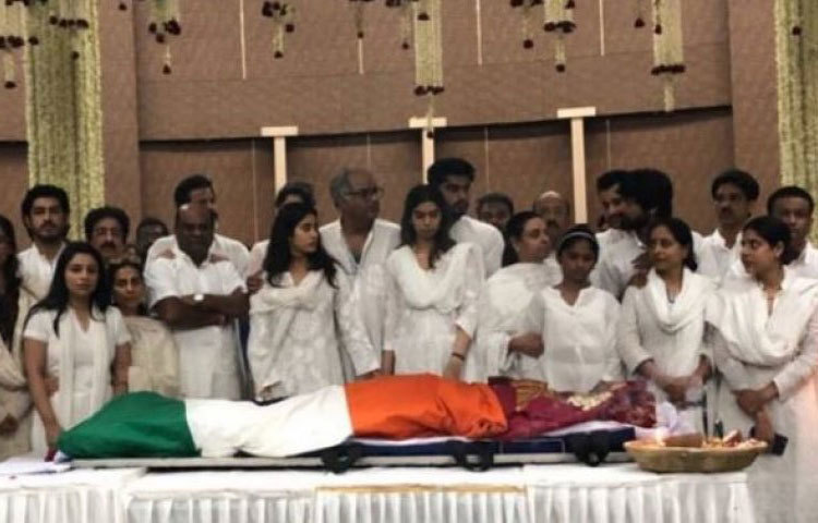 শেষযাত্রার আগে শ্রীদেবীর মরদেহে ভারতের জাতীয় পতাকা জড়িয়ে দেন পরিবারের সদস্যরা।