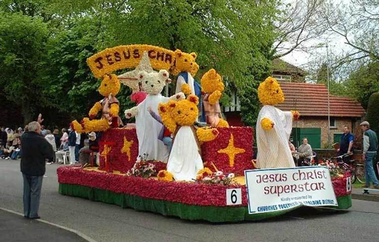 স্প্যালডিং ফ্ল্যাওয়ার প্যারেড : রাজা পঞ্চম জর্জ এবং তার স্ত্রী রানি মেরির ২৫ বছরের দাম্পত্য জীবন উদযাপন করার জন্য ১৯৩৫ সাল থেকে ইংল্যান্ডের স্প্যালডিং শহরে এই উৎসবের সূচনা হয়। ১৯৫৯ সাল থেকে এই উৎসবে শুধু টিউলিপ ফুল ব্যবহার করা হয়।