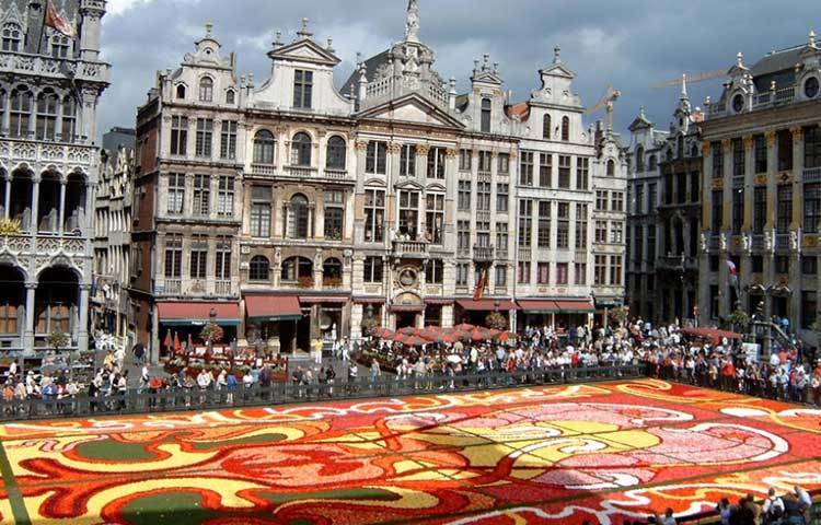 ব্রাসেলস ফ্ল্যাওয়ার কার্পেট : প্রতি দুই বছর অন্তর বেলজিয়ামের ব্রাসেল শহরে আয়োজিত হয় এই উৎসবটি। শহরের সিটি হলের মেন স্কোয়্যারের সামনে বিভিন্ন ফুল দিয়ে একটি ফুলের চাদর বানানো হয়।