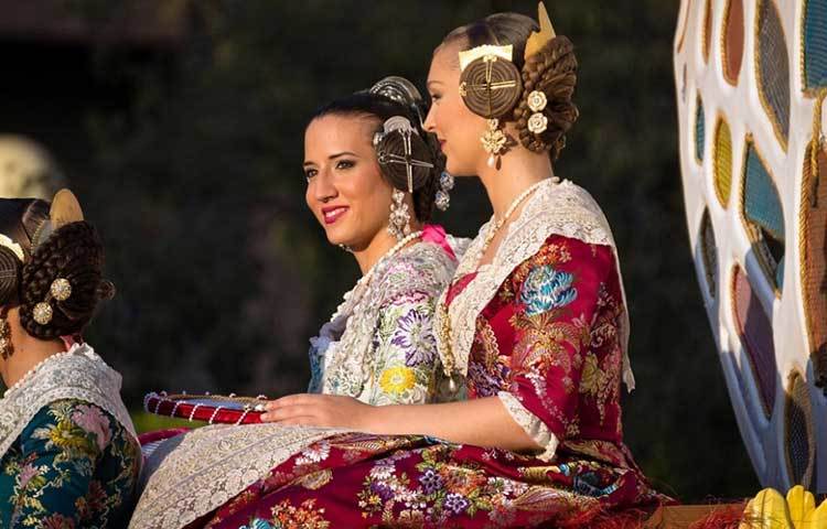 ভেলেনসিয়া বাটালা দে ফ্লোরস : স্পেনের ভেলেনসিয়া শহরে আয়োজিত হয় এই ফুলের অনুষ্ঠান। প্রতি বছর জুলাই মাসে আয়োজিত ‘ফেরিয়া দে জুলিয়ো’ অর্থাৎ ভেলেনসিয়ার মেলার শেষ পর্বে এই ফুলের উৎসবটি পালন করা হয়। উৎসবের থিম অনুযায়ী পোশাক পরে তরুণীরা ফুলের ফ্ল্যোটেলে করে সারা শহর ঘরে বেড়ায়।