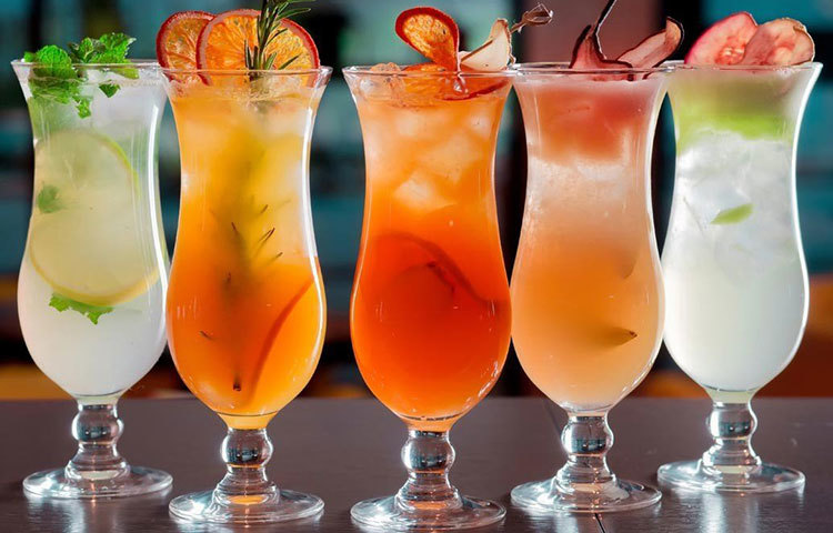 বিয়ার ও ককটেল : বয়স বাড়ার সঙ্গে সঙ্গে আমাদের শরীরের পক্ষে অ্যালকোহল মেটাবলিজম কঠিন হয়ে পড়ে যা অস্বাস্থ্যকর খাবার খাওয়ার ঝুঁকি বাড়ায়। ঘুমে ব্যাঘাত ঘটানোর ফলে ওজন বাড়ে। অন্য দিকে অ্যালকোহল ত্বক ডিহাইড্রেট করে দেয়।