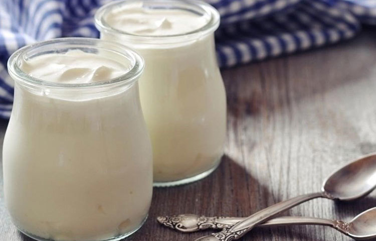 লো ফ্যাট ইয়োগার্ট : লো ফ্যাট ট্যাগ পড়েই আমরা ভেবে ফেলি স্বাস্থ্যকর। কিন্তু এই সব খাবারে, বিশেষ করে লো ফ্যাট ইয়োগার্টে স্বাদ বাড়ানোর জন্য মেশানো হয় সুগার। মাত্র ১ কাপ লো ফ্যাট ইয়োগার্টে চিনি থাকে ১২ চা চামচ।