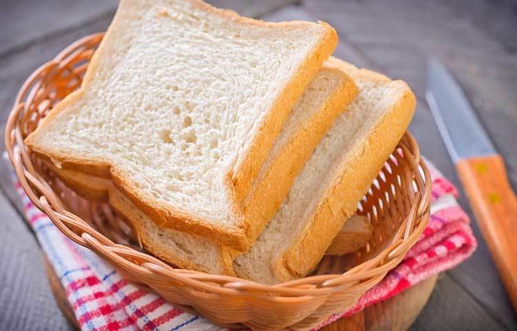 হোয়াইট ব্রেড : রিফাইন্ড ফ্লাওয়ার দিয়ে তৈরি যে কোনো খাবারই শরীরের পক্ষে খারাপ। অতিরিক্ত চিনি ও গ্লুকোজের কারণে ত্বকে কোলাজেন তৈরিতে বাধা তৈরি হয়। সেই সঙ্গেই বেড়ে যায় রক্তে শর্করার মাত্রা।
