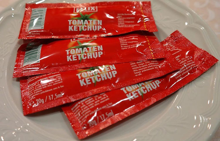 কেচাপ : টমেটো দিয়ে তৈরি হয় কেচাপ। টোম্যাটোর মধ্যে প্রচুর পরিমাণ ভিটামিন সি থাকার কারণে কেচাপ খুবই স্বাস্থ্যকর হওয়ার কথা। কিন্তু জানেন কি মাত্র ১ চা চামচ কেচাপেই থাকে ১ চা চামচ সুগার।