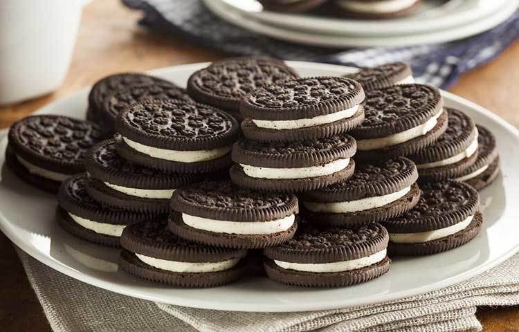 ওরেও : সকলেই এটি খেতে ভালবাসে। কিন্তু নিউট্রিশনিস্টরা জানাচ্ছেন সবচেয়ে অস্বাস্থ্যকর কুকি ওরেও। ক্যালোরি ও ফ্যাটে পরিপূর্ণ। তাই এটি এড়িয়ে চুলন।