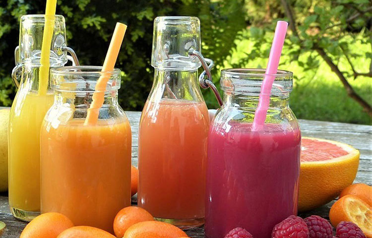 ফ্রুট জুস : ফলের মিনারেল ও ভিটামিন ছাড়াও স্বাদ বাড়ানোর জন্য ফ্রুট জুসে বেশি পরিমাণ চিনি মেশানো হয়। উপরন্তু থাকে না ফলের ফাইবার। তাই কেনা ফ্রুট জুস আমরা যতটা স্বাস্থ্যকর ভাবি, আসলে ততটাই অস্বাস্থ্যকর।