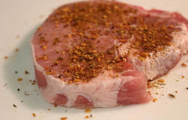 মাংস : যে কোনো মাংসে অতিরিক্ত মাত্রায় সম্পৃক্ত ফ্যাট থাকে। ফলে নিয়মিত মাংস খেলে শরীরে ভিটামিন সি-এর মাত্রা কমে যায়, যার প্রভাব পড়ে ত্বকের উপর।