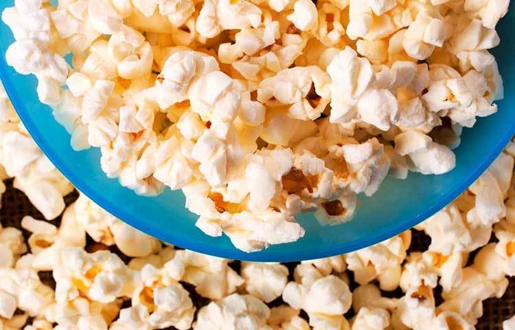 বাটার পপকর্ন : মুখে দিলেই মিলিয়ে যায় এমন বাটার পপকর্ন খেতে সকলেই ভালোবাসে। এমনিতে পপকর্ন স্বাস্থ্যকর স্ন্যাকস হলেও অ্যাডেড ফ্লেভার ও ফ্যাট আর্টারি ব্লক করে দিতে পারে।