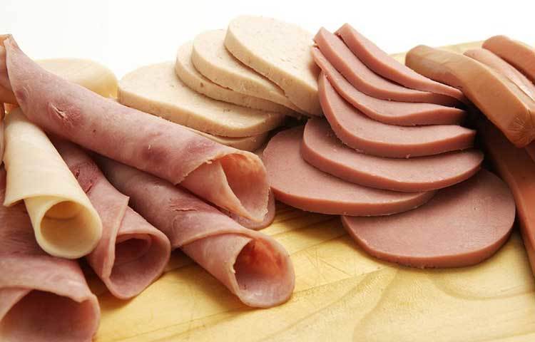 প্রসেসড মিট : বেকন, হ্যাম, সালামি, সসেজ বেশি খেলে ত্বকে বলিরেখা দেখা দেয়। এই সব খাবারে নাইট্রাইট ও নাইট্রেট থাকে যা অক্সিডেটিভ স্ট্রেস বাড়ায়। যা ত্বকে কোলাজেন ও ইলাসটিনের মাত্রা কমিয়ে দেয়।