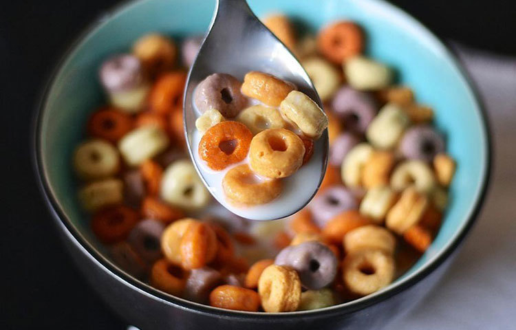 ব্রেকফাস্ট সিরিয়াল : সবচেয়ে সহজ ও সুবিধাজনক ব্রেকফাস্ট সিরিয়াল। এই সব সিরিয়ালের স্বাদ বাড়াতে প্রচুর পরিমাণ চিনি যোগ করা হয়। এক বাটি সিরিয়ালে ৩ চা চামচ পর্যন্ত চিনি থাকতে পারে।