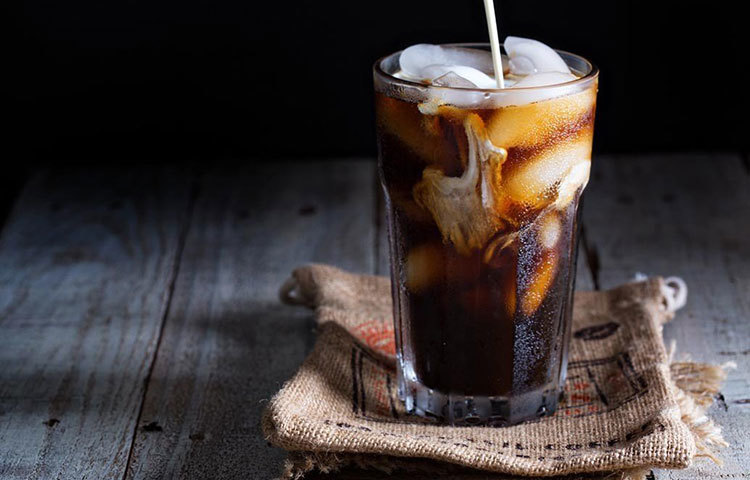 আইসড কফি : ক্যাফেনেটেড ড্রিঙ্ক ঘুমে ব্যাঘাত ঘটায়। ফলে চেহারায় ক্লান্তি ও বয়সের ছাপ পড়ে। কফি খেতে হলে গরম কফি খাওয়াই ভাল।