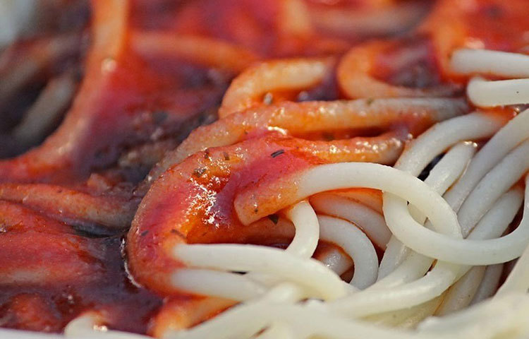 সুস্বাদু হলেও স্প্যাগেটি সসে ঠিক কতটা সুগার থাকে জানেন? মাত্র ১ চামচ স্প্যাগেটি সসেই ১০ গ্রাম চিনি থাকে।