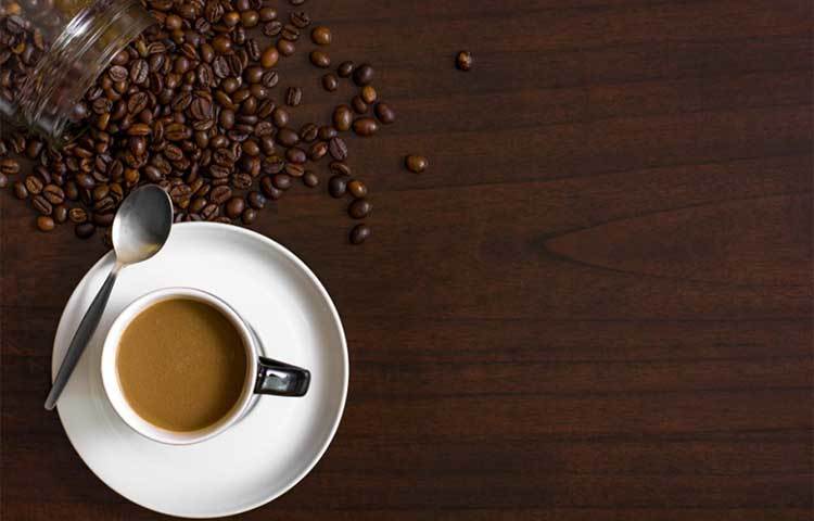 কফি : অতিরিক্ত কফি খেলে শরীরে পানি স্বল্পতা দেখা দেয়। ত্বকের উপরেও এর প্রভাব পড়ে।