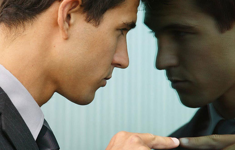 এরা যেমন আত্মসমালোচনায় ভোগেন, তেমনই অন্যদের প্রতিও সব সময়ই নেতিবাচক। কারো মধ্যেই ভালো কিছু দেখতে পান না।