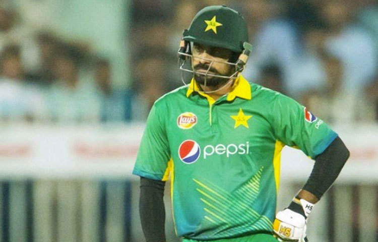 আইসিসি চ্যাম্পিয়ন্স ট্রফি, ২০১৭ সালের ফাইনালে ব্যাট করছিলেন মহম্মদ হাফিজ। বোলার তখন ভারতের জসপ্রিত বুমরা। ৪৯ ওভারে বল করছিলেন বুমরা। বল লেগেছিল হাফিজের স্টাম্পে। কিন্তু, বেল না পড়ায় কোনো লাভ হয়নি ভারতের।