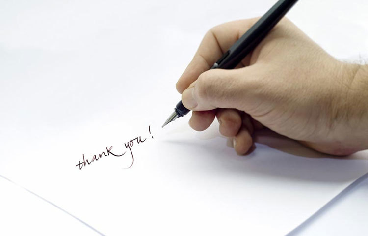 ক্যালিগ্রাফি পেনের সাহায্যে লিখুন।