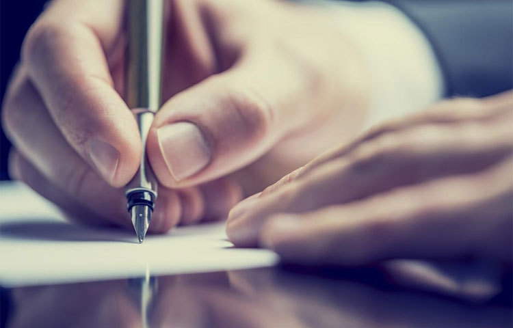 হাতের লেখা সুন্দর করার জন্য কালির পেন কিংবা পেনসিল দিয়ে লিখুন।