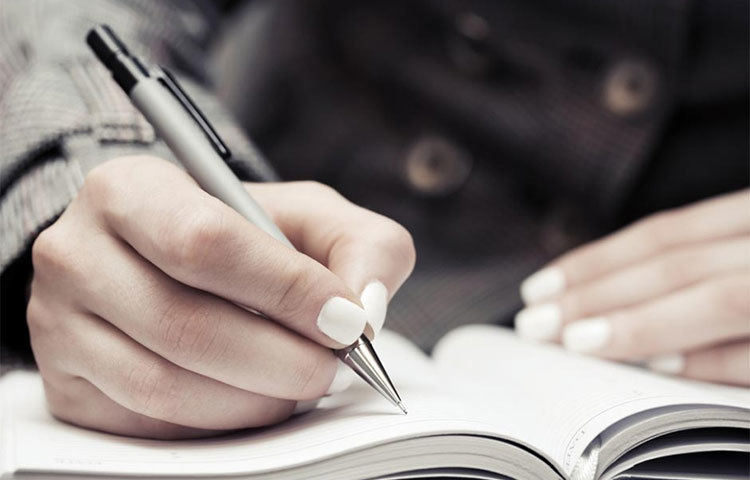 পেনের নিবের একেবারে মাখায় হাতটি ধরে রাখুন।