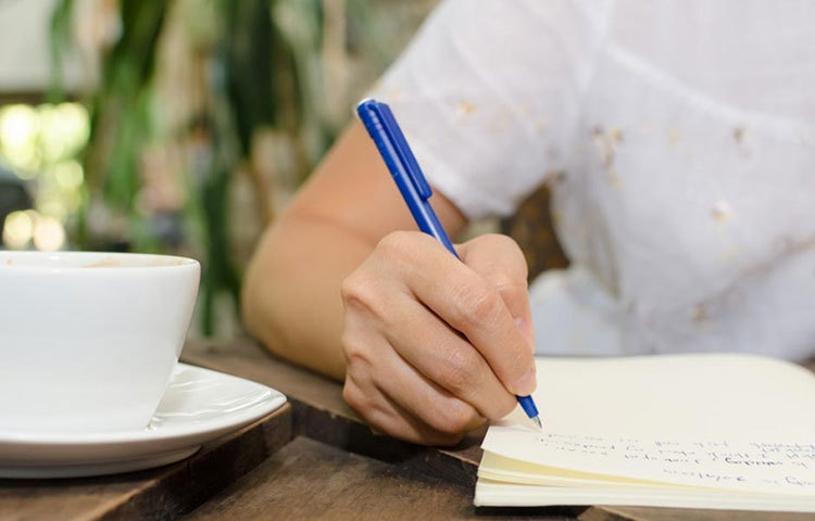 লেখার সময়ে কনুই-কবজি নমনীয় করুন।