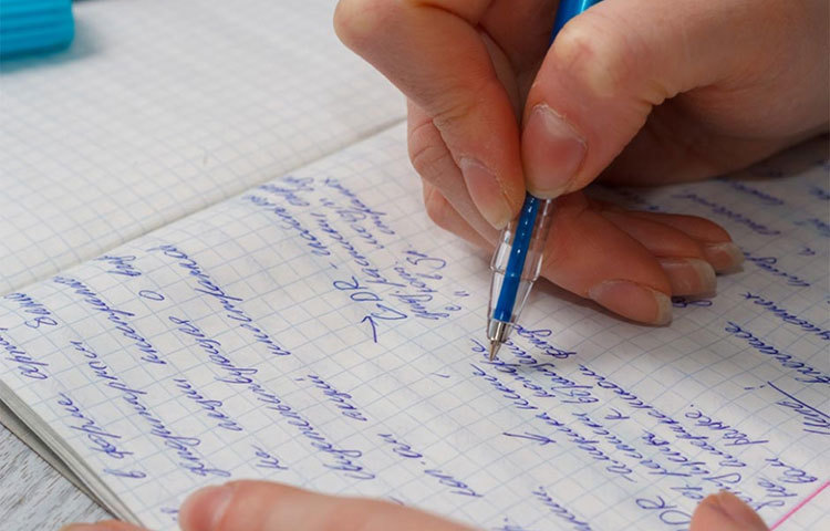 চাল বা বালির উপর আঙুল দিয়ে লেখা প্র্যাকটিস করুন।