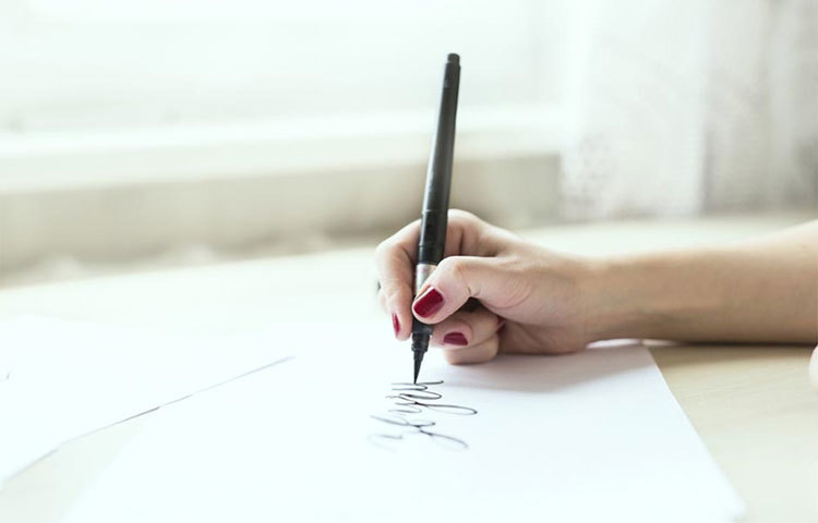 খুব চেপে পেন কিংবা পেনসিল না ধরাই উচিত।