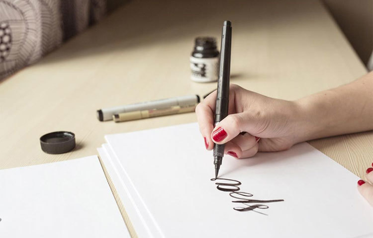 প্র্যাকটিস করার জন্য লাইন থাকা পৃষ্ঠাতেই লেখা উচিত।