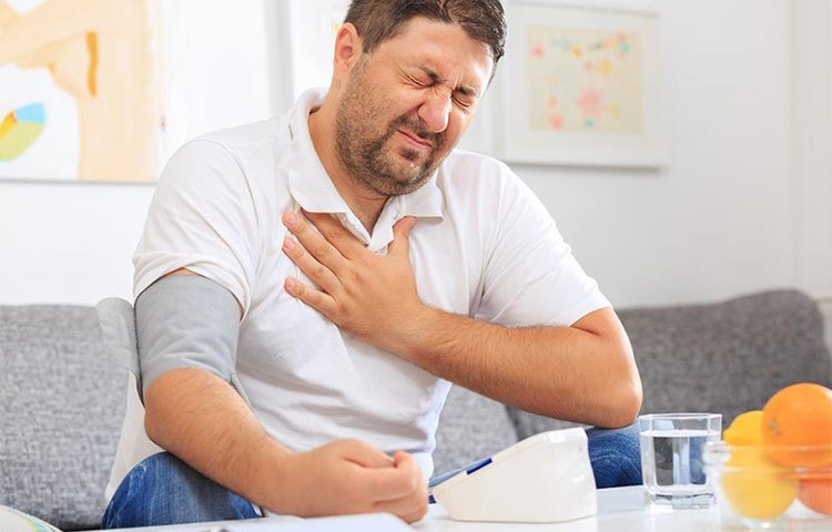 অনেকেই ভাবেন হজম না হওয়ার কারণেই বুকে ব্যথা হয়। কিন্তু এড়িয়ে না গিয়ে সাবধান হোন। এটিই সবথেকে বড় উপসর্গ।