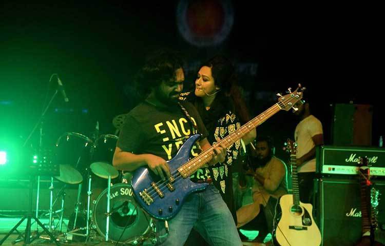 সংগীত পরিবেশন করছে চিরকুট ব্যান্ডের ভোকাল সুমি। ছবি : মাহবুব আলম