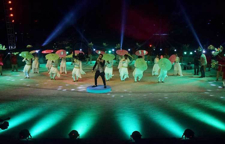 সংগীতশিল্পী হৃদয় খান গানে গানে আগত দর্শক শ্রোতাদের বিমোহিত করেন। ছবি : মাহবুব আলম