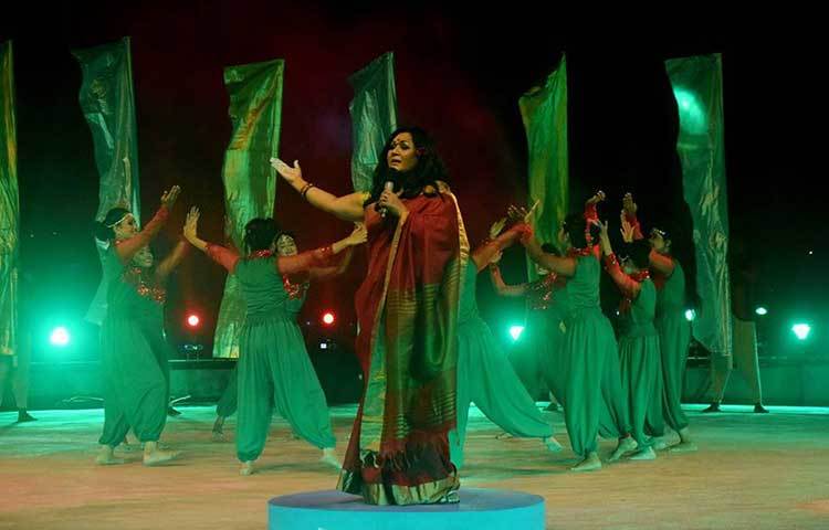 খ্যাতিমান শিল্পী ফাহমিদা নবী সংগীত পরিবেশন করছেন। ছবি : মাহবুব আলম