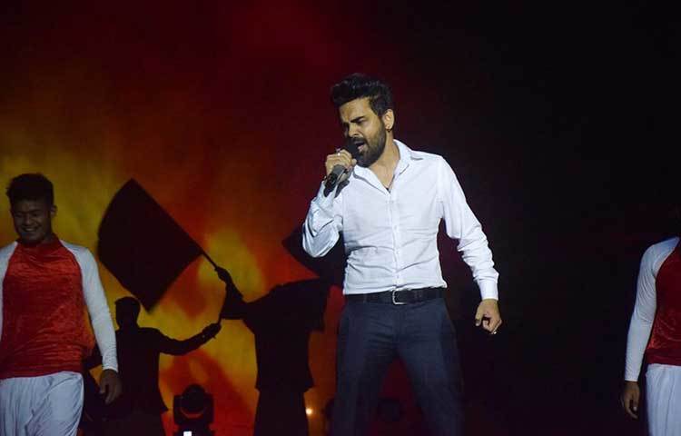 গান গাইছেন জনপ্রিয় সংগীত তারকা হাবিব ওয়াহিদ। ছবি : মাহবুব আলম