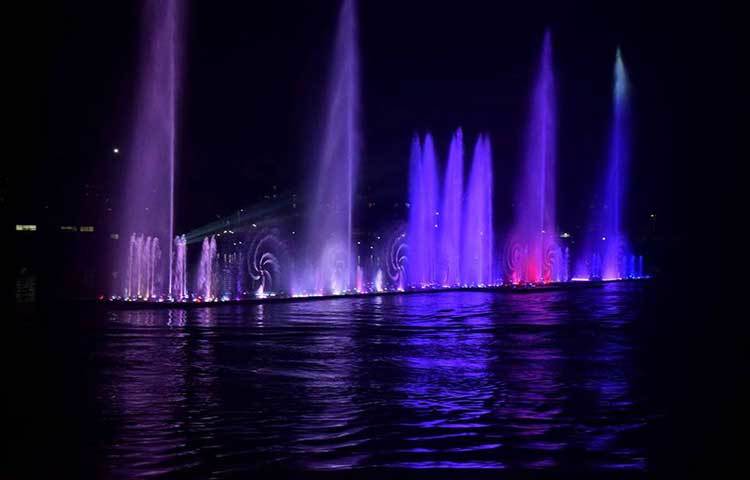 হাতিরঝিলের জলে আলোর ঝলকানি। রাতের আঁধার সেজে ওঠে অন্যরকম আলোয়। ছবি : মাহবুব আলম