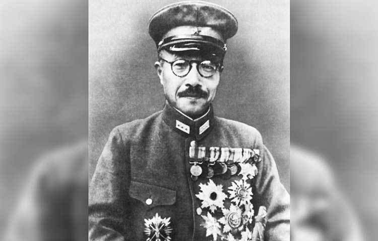 হিদেকি তোজো, দ্বিতীয় বিশ্বযুদ্ধের সময় জাপানের প্রাধানমন্ত্রী : ১৯৪৫-১৯৪৮ সাল পর্যন্ত কারাবাস করেন। ১৯৪৮ সালের ২৩ ডিসেম্বর ফাঁসি দেওয়া হয়। তার বিরুদ্ধে অভিযোগ যুদ্ধাপরাধের।