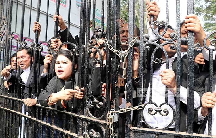 হাই কোর্টের ভেতরে বিএনপিপন্থি আইনজীবীরা বিভোক্ষ করছেন। ছবি : বিপ্লব দিক্ষিৎ