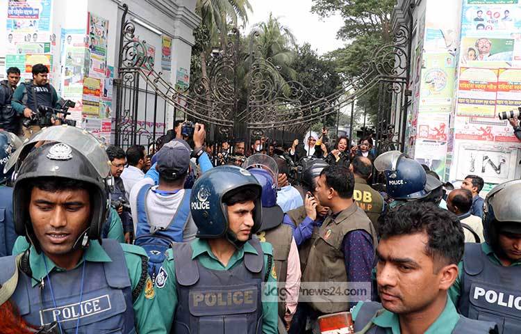 পুলিশ পরিস্থিতি নিয়ন্ত্রণে আনার চেষ্টা করছে। ছবি : বিপ্লব দিক্ষিৎ