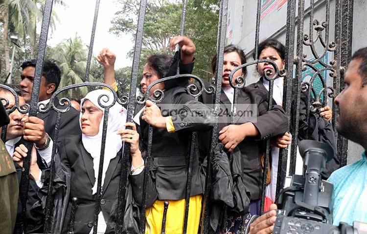 হাই কোর্টের ভেতরে বিএনপিপন্থি আইনজীবীরা বিভিন্ন স্লোগান দেয়। ছবি : বিপ্লব দিক্ষিৎ