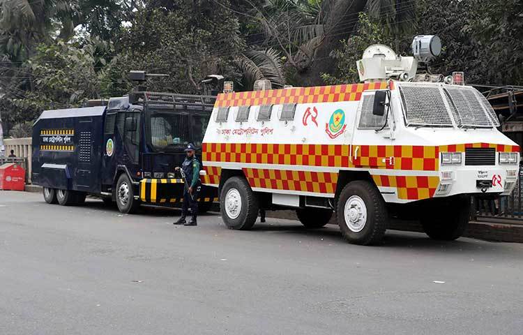 জনশুন্য রাস্তায় পুলিশের সতর্ক অবস্থান। ছবি : বিপ্লব দিক্ষিৎ