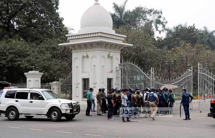 সুপ্রিমকোর্টের সামনের আইন শৃঙ্খলারক্ষাকারী বাহিনীর ব্যাপক তৎপরতা। ছবি : বিপ্লব দিক্ষিৎ